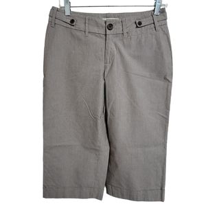 Banana Republic Contoured Fit Capri Gray/White Pinstripes Sz 4 Stretch